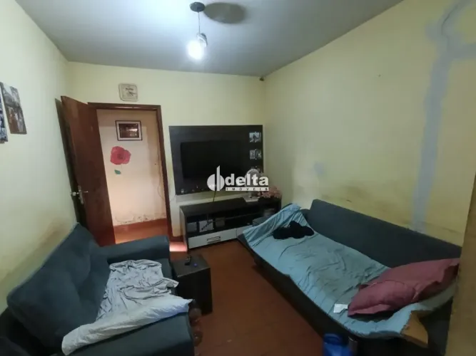 Casa com 3 quartos sendo 1 suíte disponível para venda no bairro Pacaembu em Uberlândia-MG