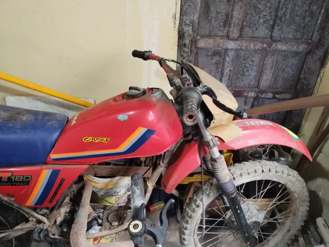 Tanque de moto DT 180