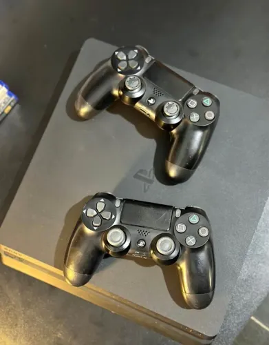 PS4 slim 1 T,2 controles originais :