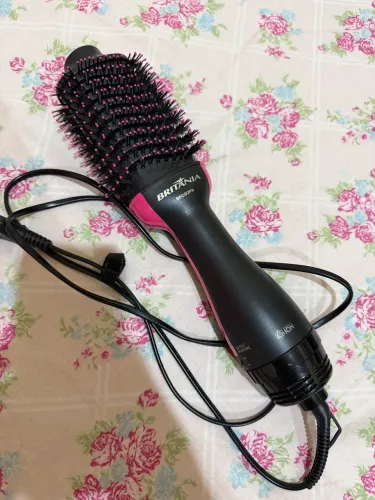 Escova Secadora Britânia Cabo Giratório Bivolt 1300W - Preta e Rosa