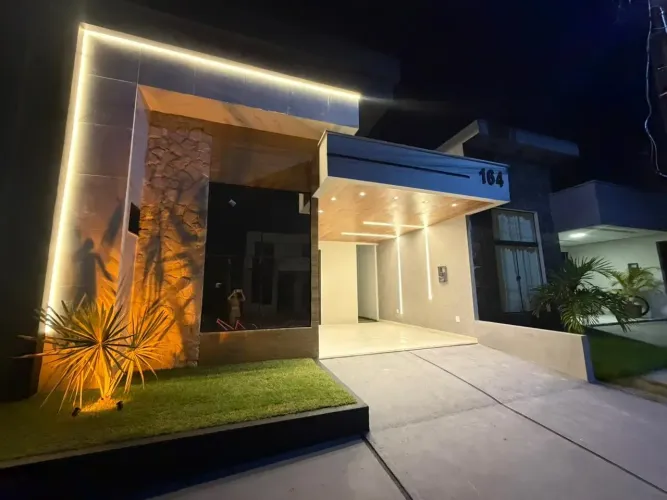 VENDO EXCELENTE CASA COM PISCINA NOVA E MODERNA COM FINO ACABAMENTO PERFEITA EM TUDO ! APR