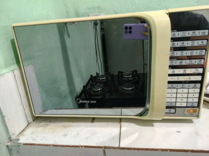 Vendo um forno micro-ondas seminovo