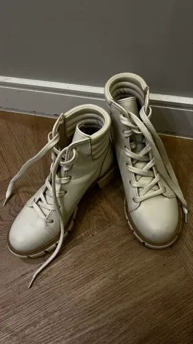 Bota de couro beje