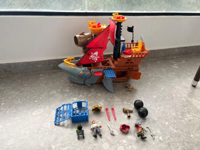 Navio Pirata Mordida de Tubarão Imaginext