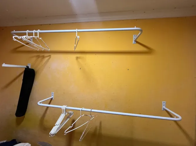 ARARA PRA COLOCAR ROUPA, CABIDE E SUPORTE PARA CAPACETE.