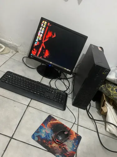 Vende computador, para uso cotidiano.