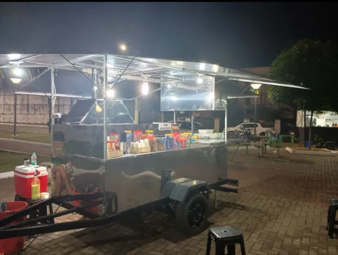 Lindo trailer de churrasquinho ou espetão