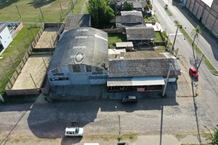 Pavilhão com Lojas e Salas Comerciais 