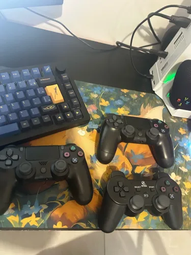 Dois controles de ps4 e um de ps3