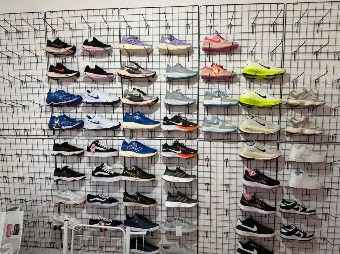 24 pares de tênis variados