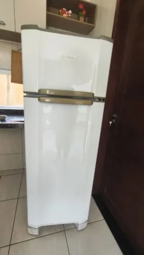 Vende-se geladeira