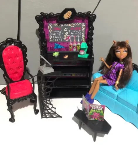 Clawdeen Wolf Coffin Bean