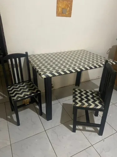 MESA COM 4 CADEIRAS DE MADEIRA