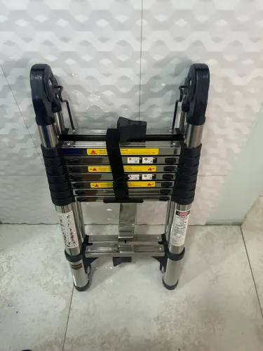 Escada dobrável de 5 metros com pés de borracha inox