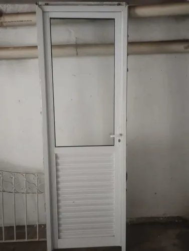 Porta em alumínio branca com vidro