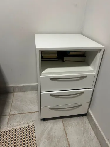 Vende-se criado mudo