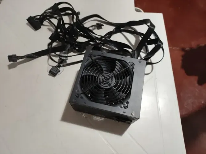 Fonte Cooler Master MWE 450 White 80Plus, MPE-4501-ACAAW-BR Usada. Valor negociável.