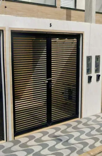 Portão alumínio preto, semi-novo, 2,47m X 2,40m