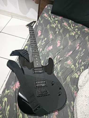Guitarra Elétrica Jackson JS11 Dinky Preta com Braço de Choupo