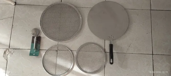 Telas, cortador e pá para pizza