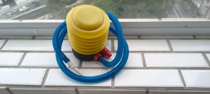 Bomba de ar manual para infláveis.