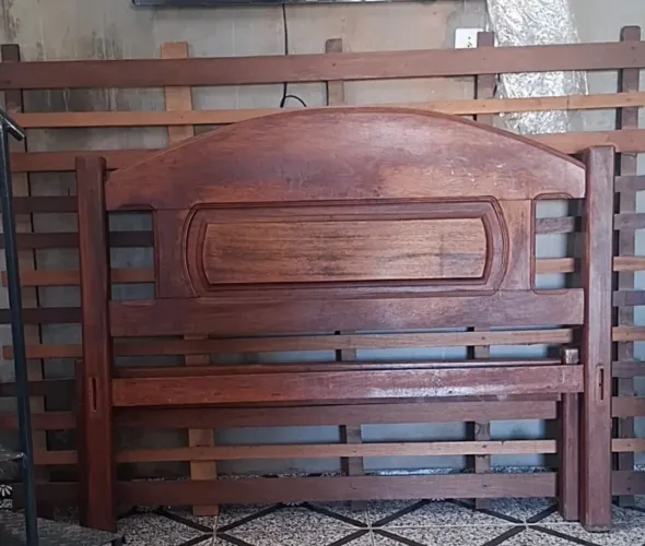 Cama madeira de Lei. Semi nova bom estado de conservação