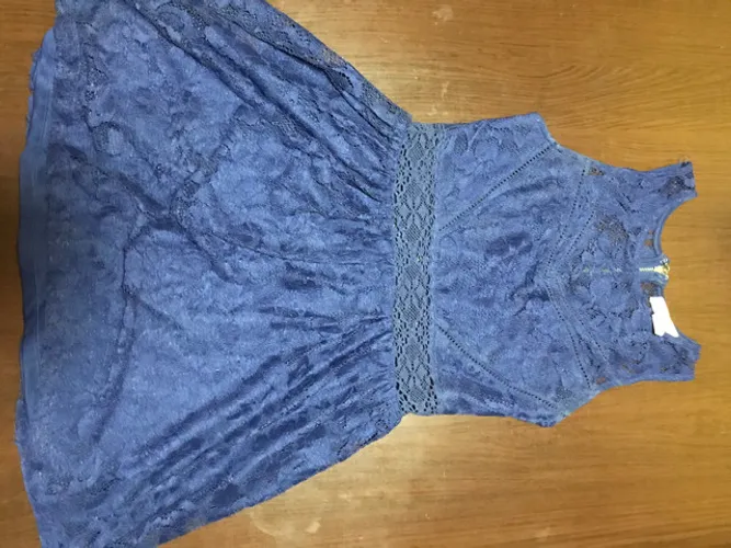 vestido azul de renda