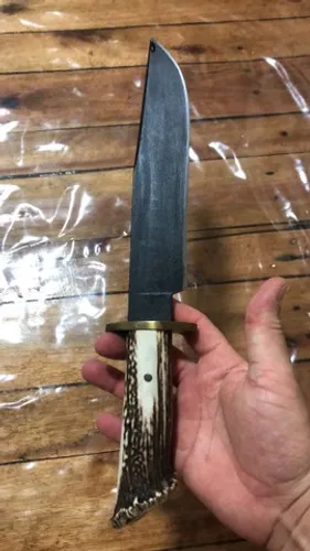 Faca Big Bowie artesanal aço carbono e cabo chifre de cervo áxis 