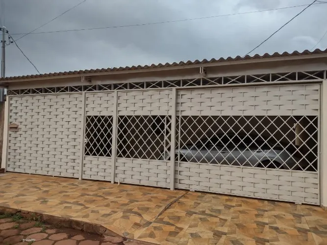 Casa com Laje (semi imobiliada) 3 quartos, 2 banheiros