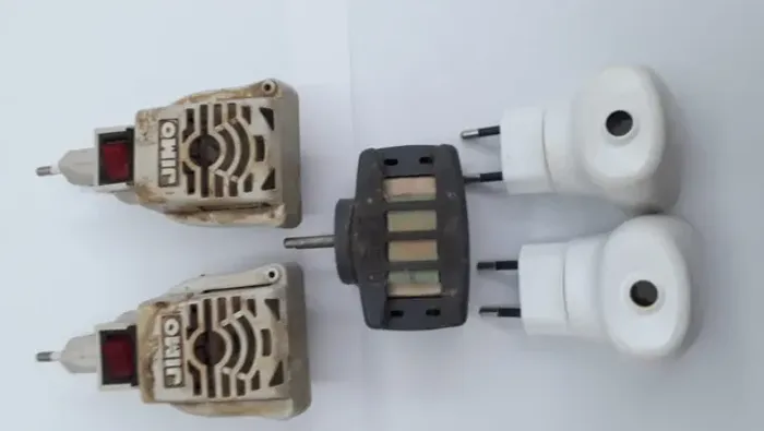 Lote de 5 aparelhos elétricos para repelente de mosquito.