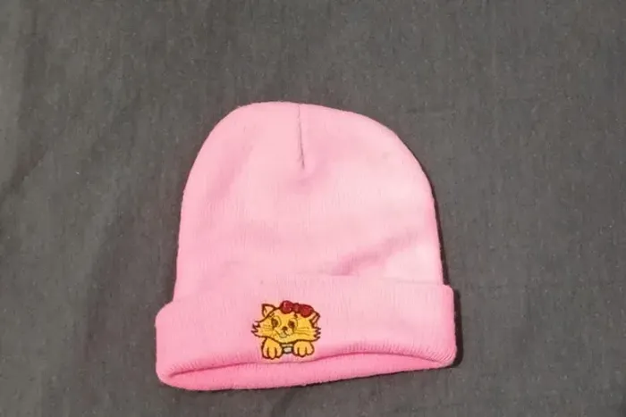 Touca cor de rosa seminova.