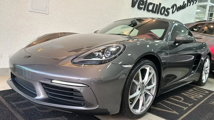 Porsche 718 cayman 2024 com 400 km com interior bordo