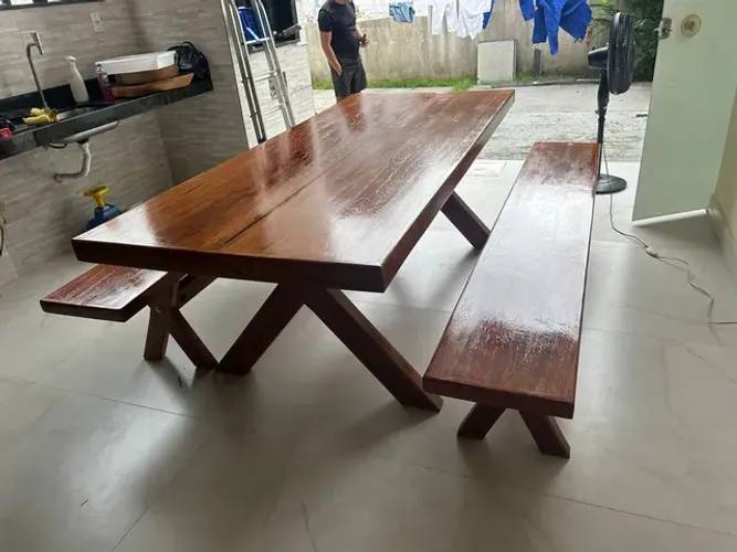 Mesa em Madeira Maciça