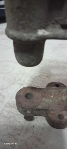 Peça de decoração vintage em metal,está faltando o pino de baixoo