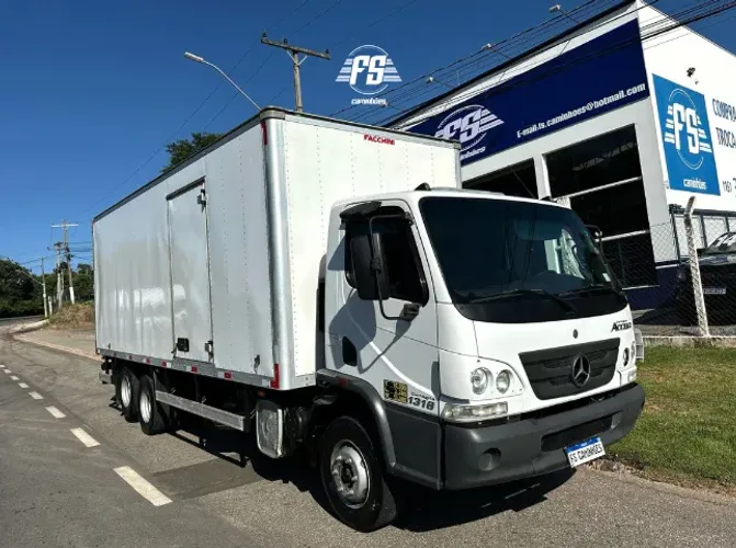 MB Accelo 1316 6x2 Baú