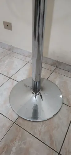 Mesa balcão redonda com tampo de vidro.