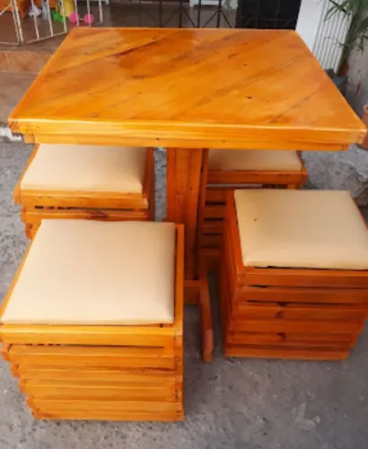 Mesa com banquinhos