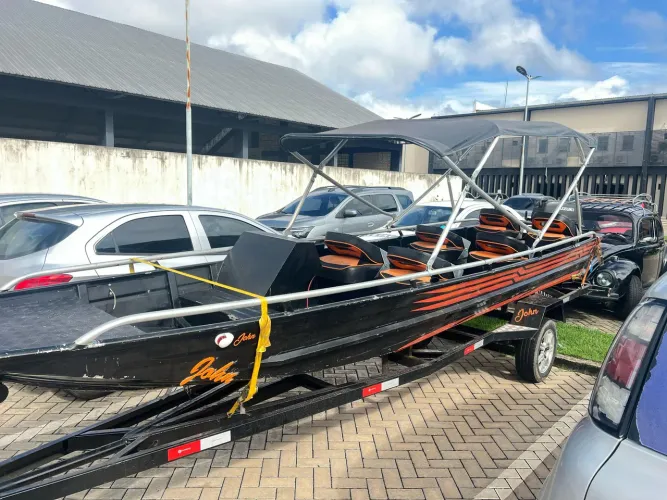 Lancha semi chata de 6 metros