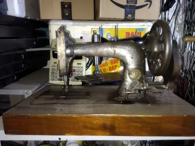 Máquina de Costura Antiga - Ideal para Colecionadores