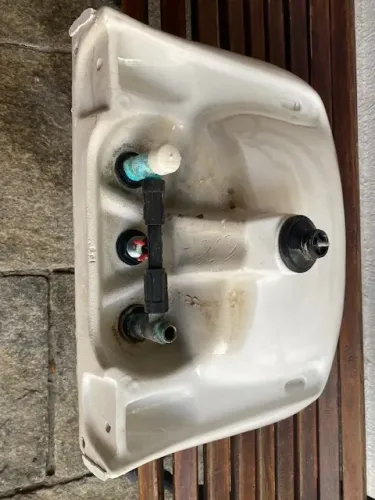 Pia para Banheiro com coluna e misturador, acompanha vaso com tampa.