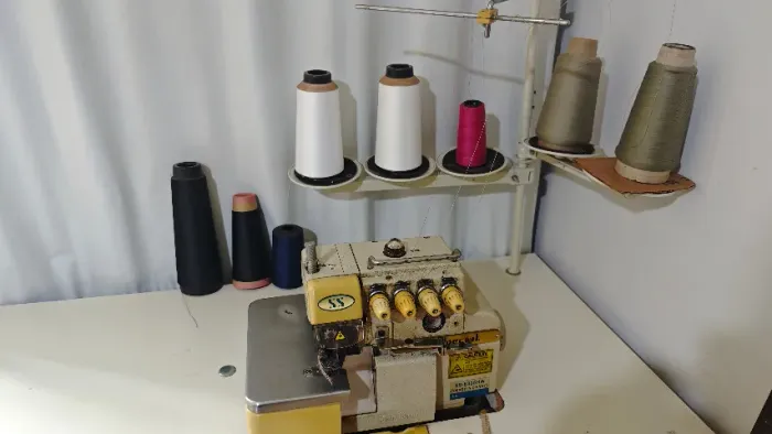 Máquina Overloque Industrial Sun Special Com Mesa SS-8805HW Bivolt em excelente estado