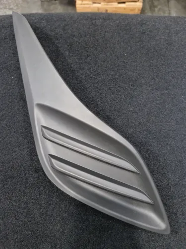 Moldura do farol de milha Direito sem furos Toyota Yaris 2018/