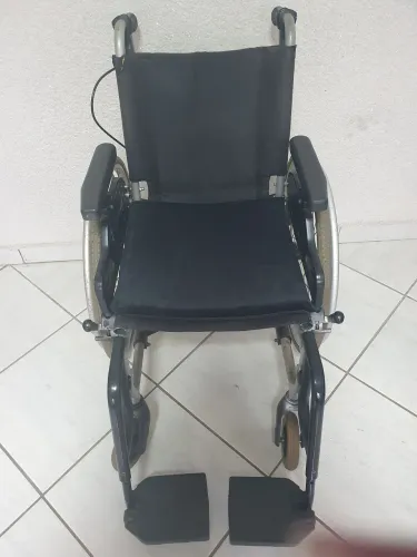 Cadeira de rodas Ottobock dobrável com freios