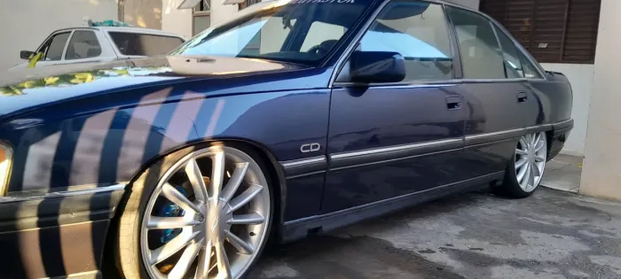 Omega 3.0. Com média monta. Suspensão legalizado e roda 20.