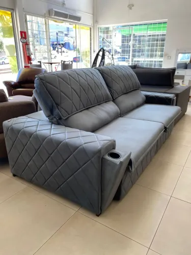 Sofá Napoli 2,30 com Porta Copos e Carregador Usb Retrátil - Molas Ensacadas