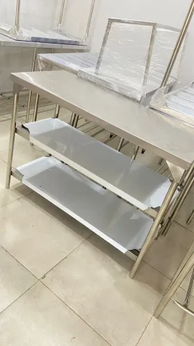 Mesa de 1.15x50 com duas prateleiras