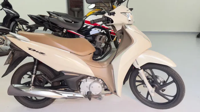 Honda Biz 125 branca pérola completa só 9 mil km