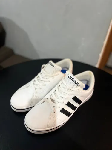 Adidas branco com detalhes pretos