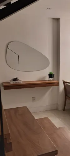 Aparador de madeira maciça com espelho orgânico 