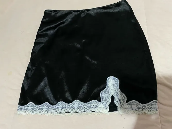 Saia preta de cetim com renda